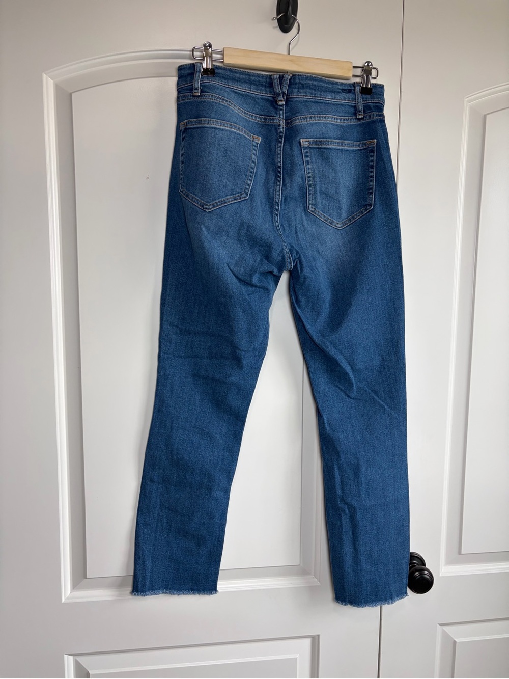 Vineyard Vines High Rise Straight Crop Jamie Jeans with Side Contrast Stripe - Picture 4 of 10